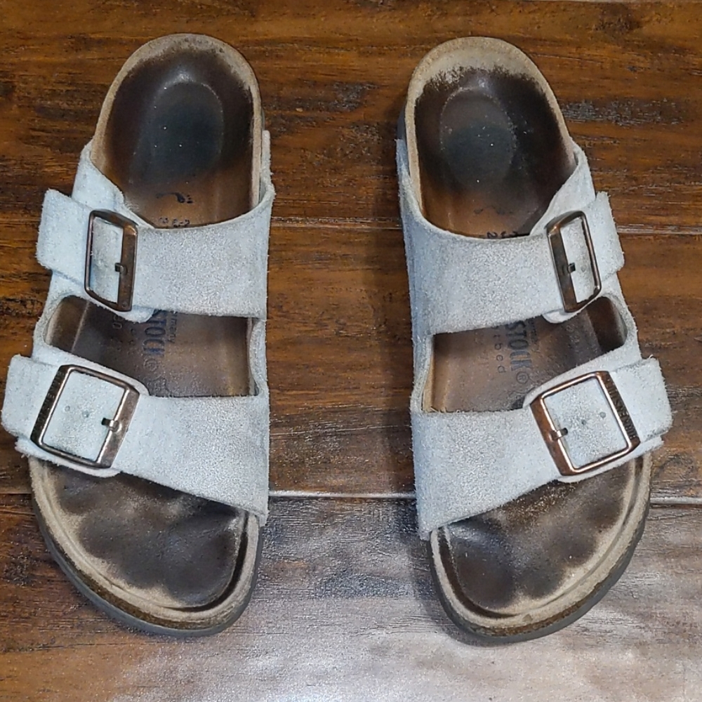 Birkenstock arizona soft foot bed sueded in taupe.